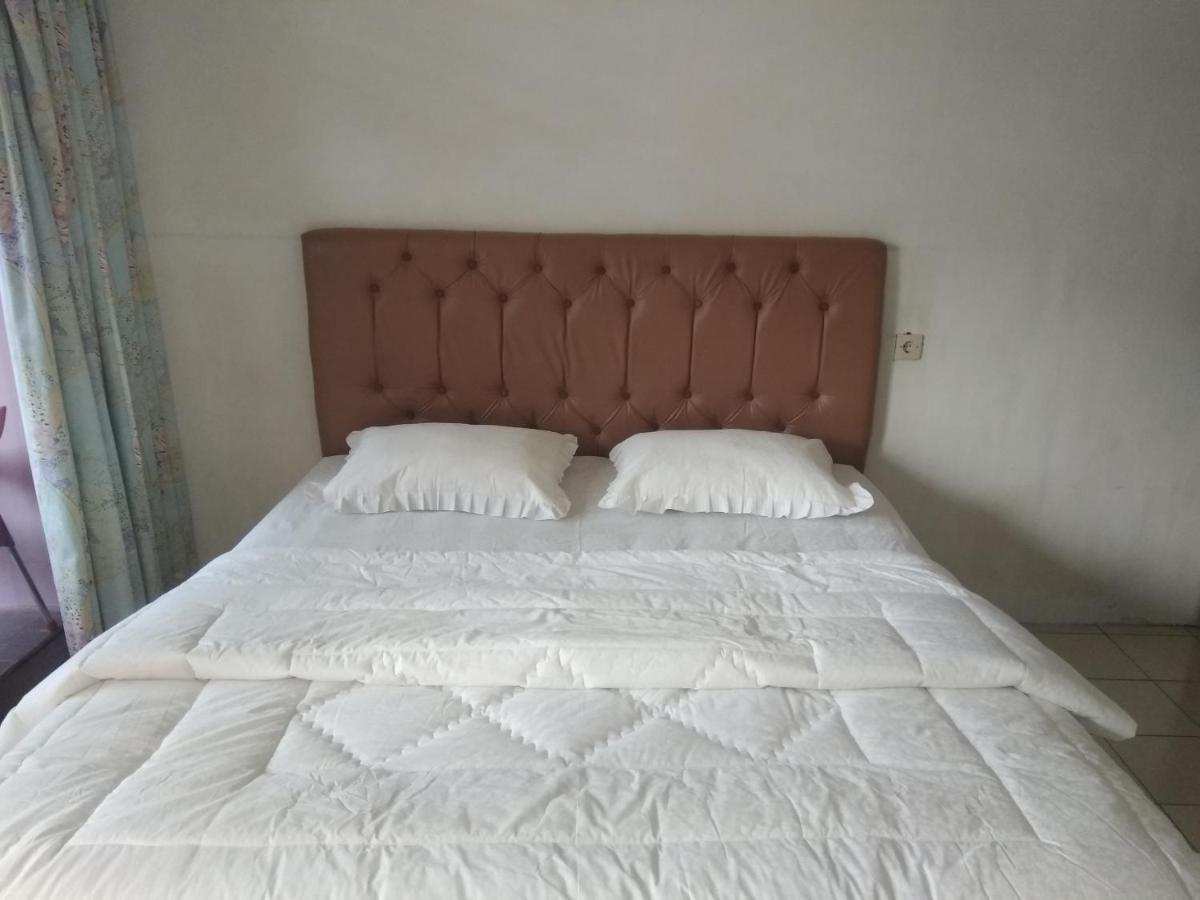Bernard Guest House & Resto Redpartner Ambarita Luaran gambar