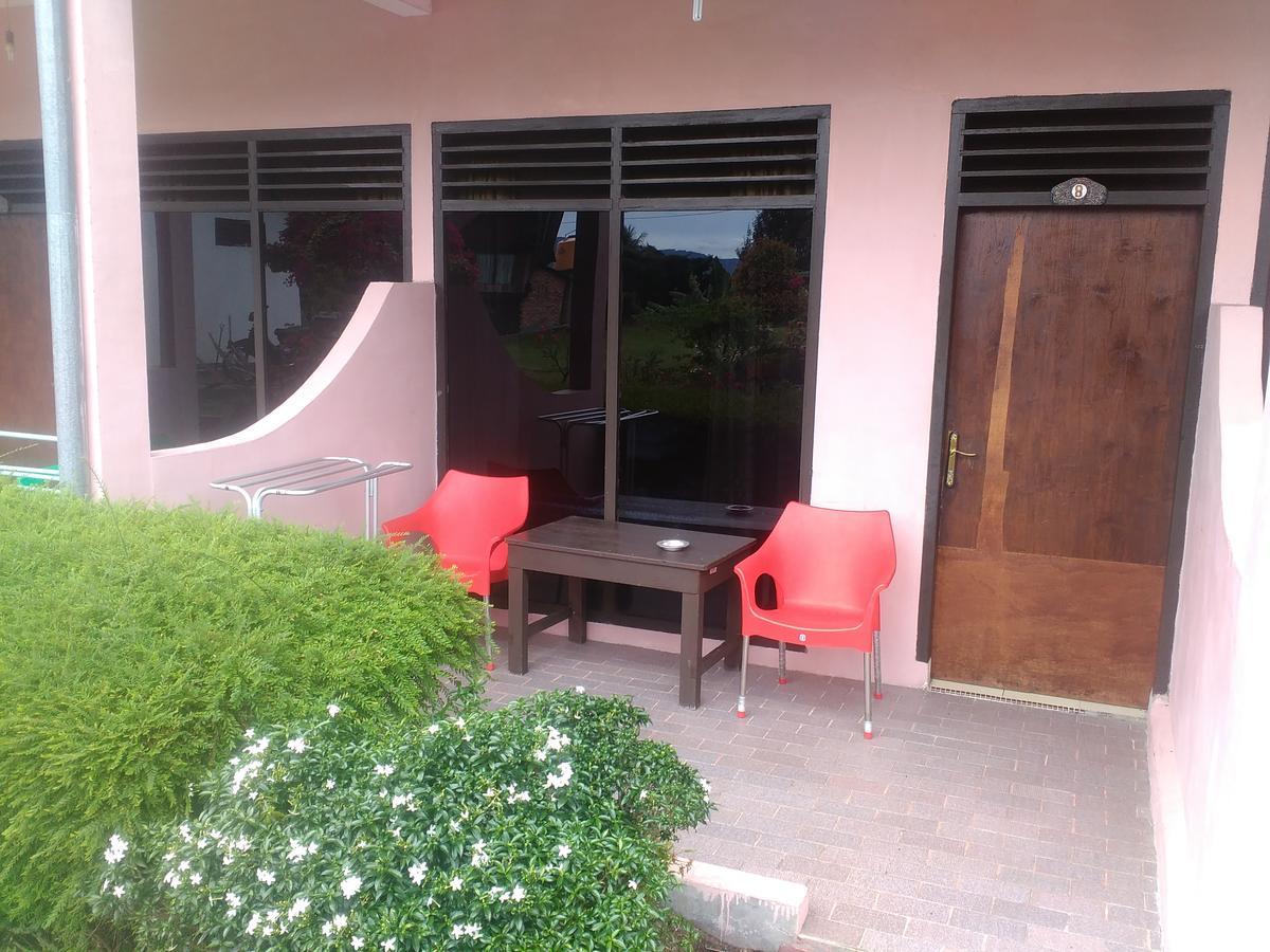 Bernard Guest House & Resto Redpartner Ambarita Luaran gambar